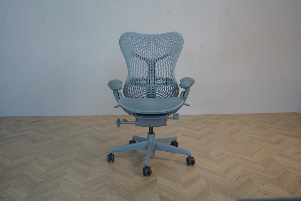 Herman Miller Mirra Alpine kontorstol i lysegrå set forfra – ergonomisk kontorstol med fleksibelt ryglæn og AireWeave-sæde